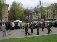 Военный оркестр во главе шествия к Памятнику.