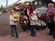 Юное поколение внуковчан  возлагает цветы к Памятнику.