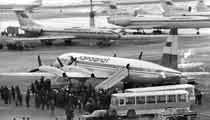 Посадка пассажиров в самолёт Ил-18.