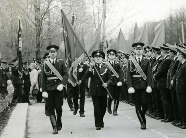 К Памятнику вынсят Знамёна. 9 мая 1980г.