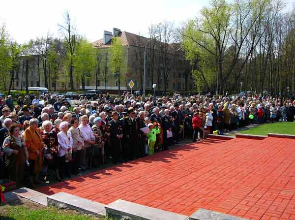 Внуковчане на митинге у Памятника.