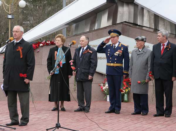 У микрофона: глава Управы района Внуково Кружков А.А. Слева направо: Руководитель муниципального образования Внуково Шевякова Г.Б., Почетный житель муниципального образования Внуково Буланов Н.А., Генеральный директор ОАО "Аэропорт Внуково" Александров В.Е., Председатель Совета ветеранов Внуково Востриков А.А.