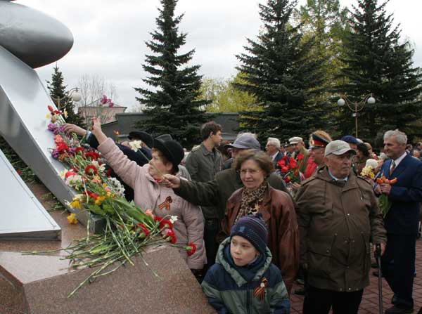 Возложение цветов к Памятнику