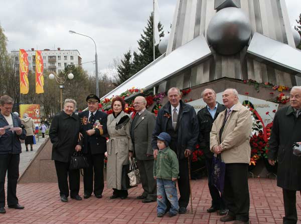 Ветераны у Памятника лётчикам ГА 9 мая 2007 года.