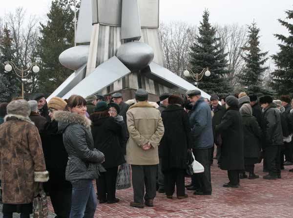 Инженер-технолог СОПП Труфанова Н.А. у стелы 22.02.08г.