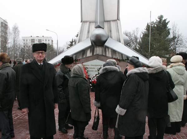 Специалист СОПП Цаплин А.В. у Памятника.