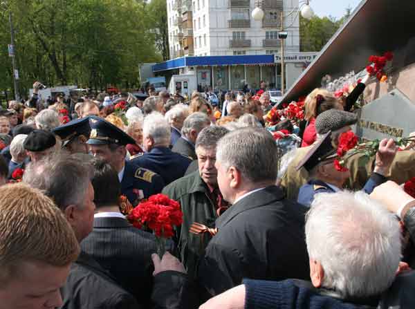 Возложение цветов к Памятнику